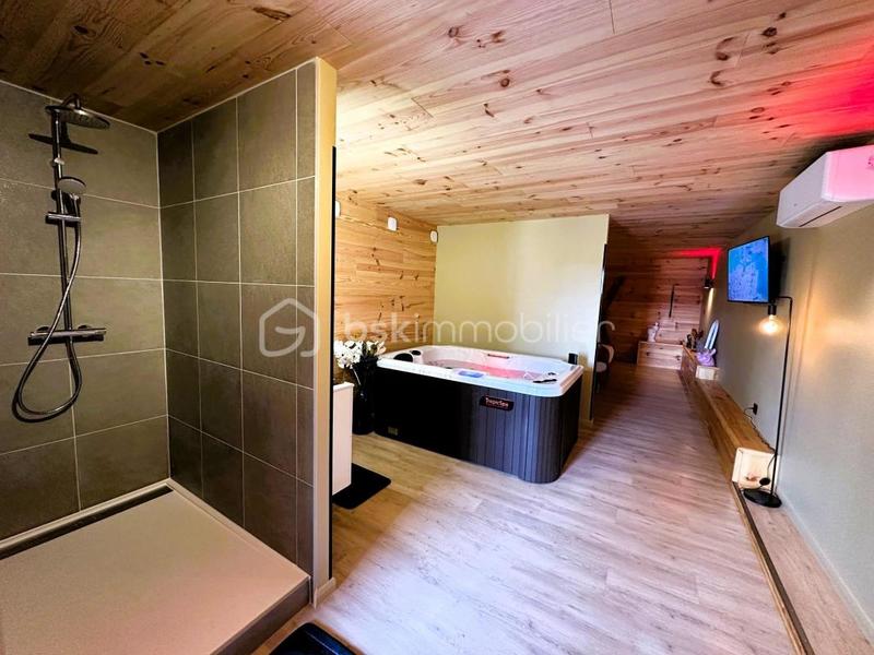 Maison - 370 m² - 12 pièces