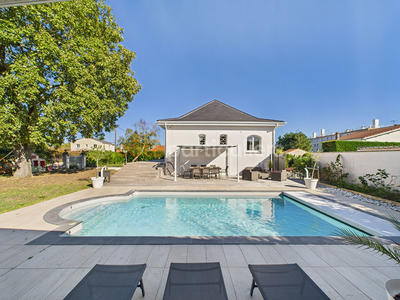 Maison - 225 m² - 10 pièces