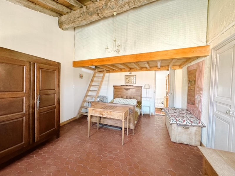 Demeure - 251 m² - 9 pièces