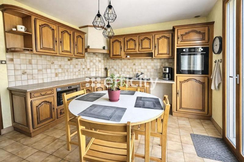 Maison - 140 m² - 8 pièces