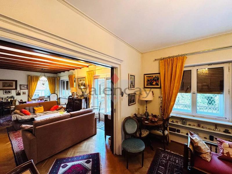 Villa - 221 m² - 8 pièces