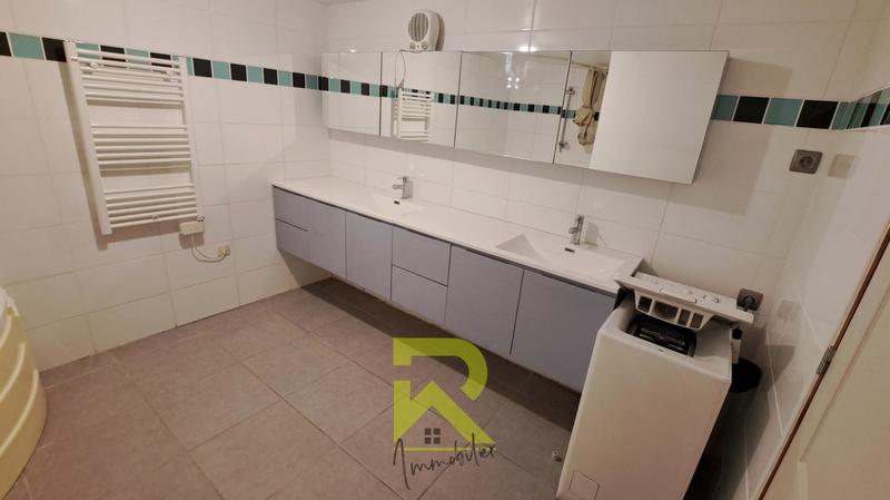 Maison - 275 m² - 9 pièces