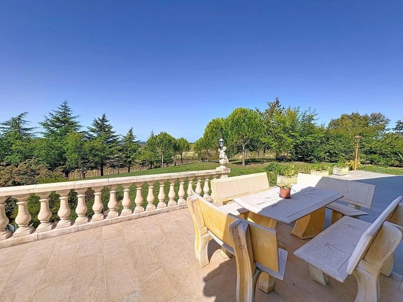 Maison - 280 m² - 10 pièces