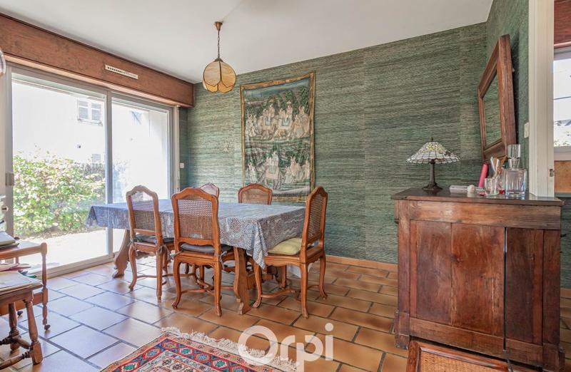 Maison - 221 m² - 11 pièces