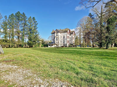 Propriété - 1 200 m² - 50 pièces