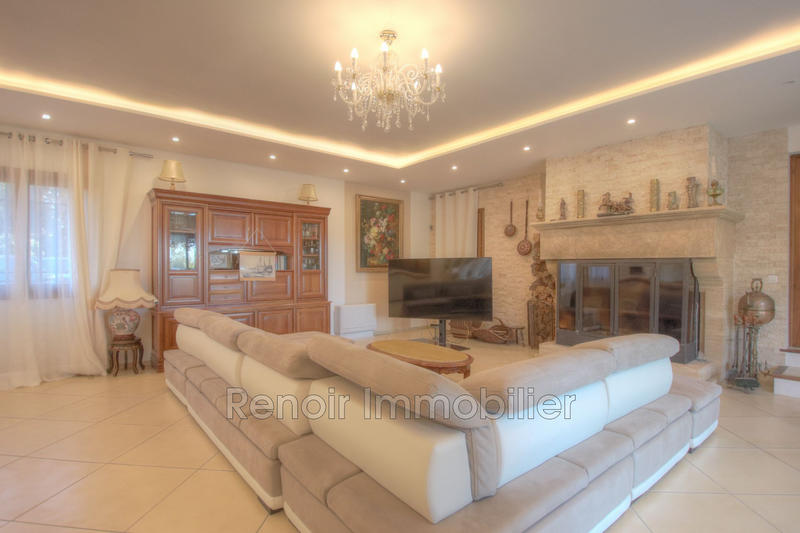 Propriété - 650 m²