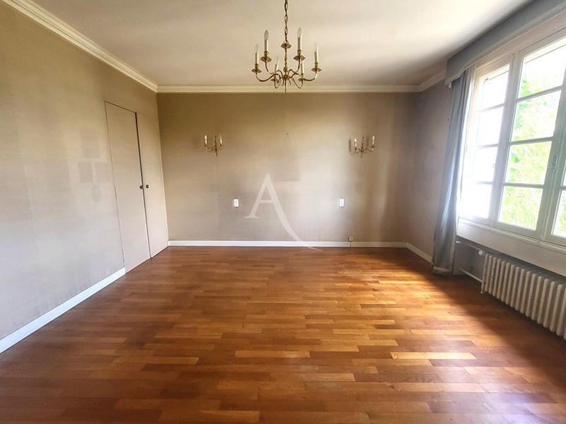 Maison - 220 m² - 9 pièces