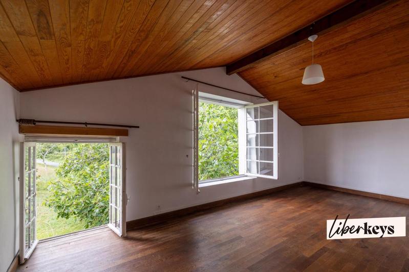 Maison - 233 m² - 8 pièces