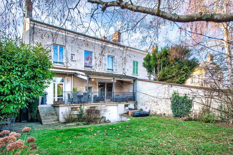 Maison - 210 m² - 8 pièces