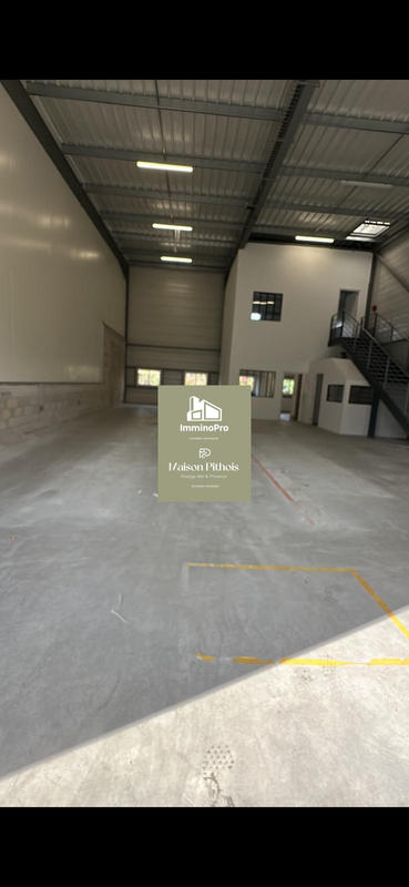 Local d'activités - 242 m²