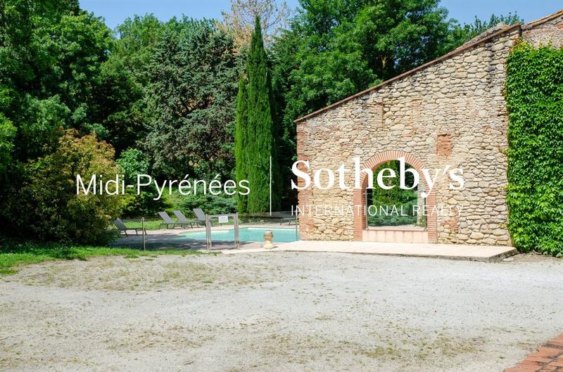 Château - 1 573 m² - 36 pièces