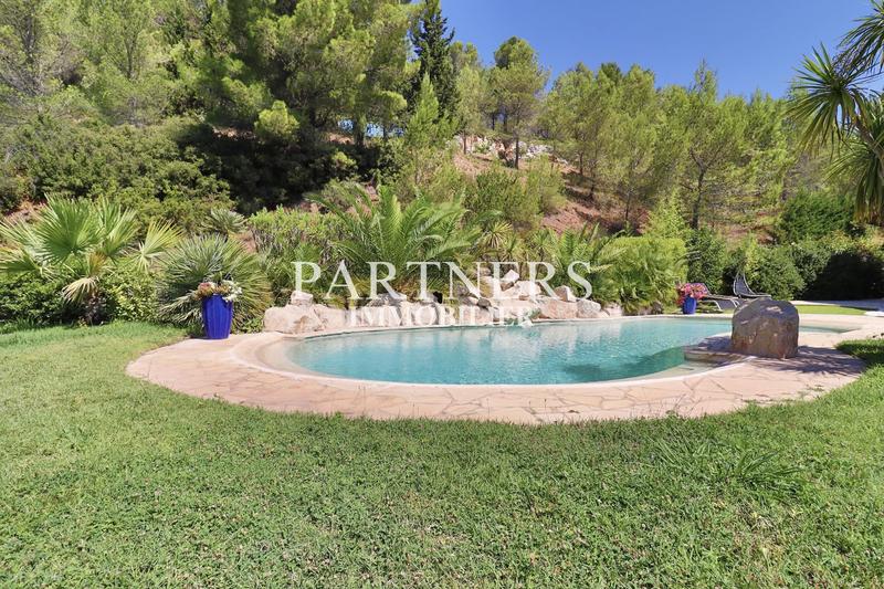 Maison - 240 m² - 9 pièces