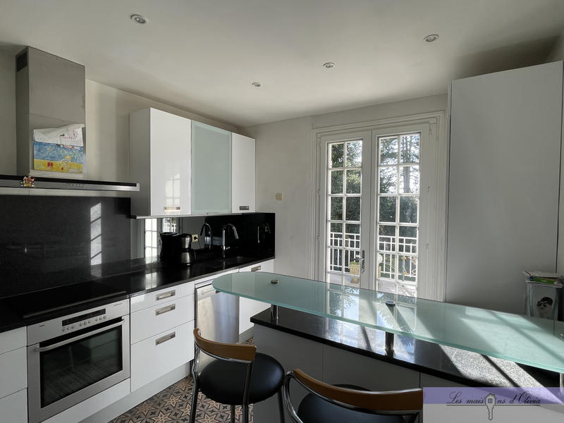 Maison - 208 m² - 9 pièces