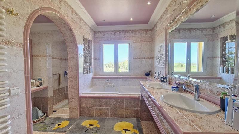 Propriété - 420 m² - 9 pièces