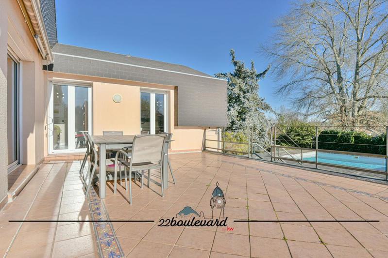 Demeure - 213 m² - 6 pièces