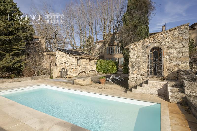 Maison - 1 100 m² - 18 pièces