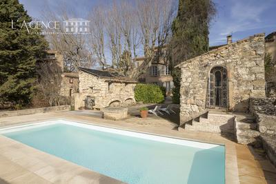 Maison - 1 100 m² - 18 pièces