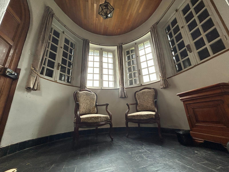 Maison - 1 200 m² - 6 pièces