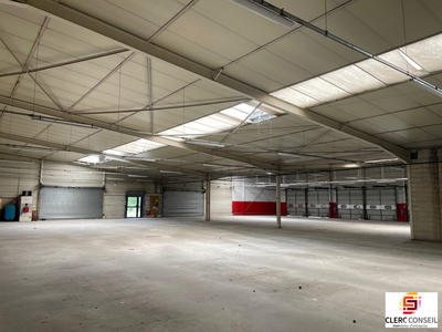 Local d'activités - 1 121 m²