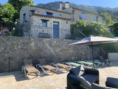 Maison - 180 m² - 8 pièces