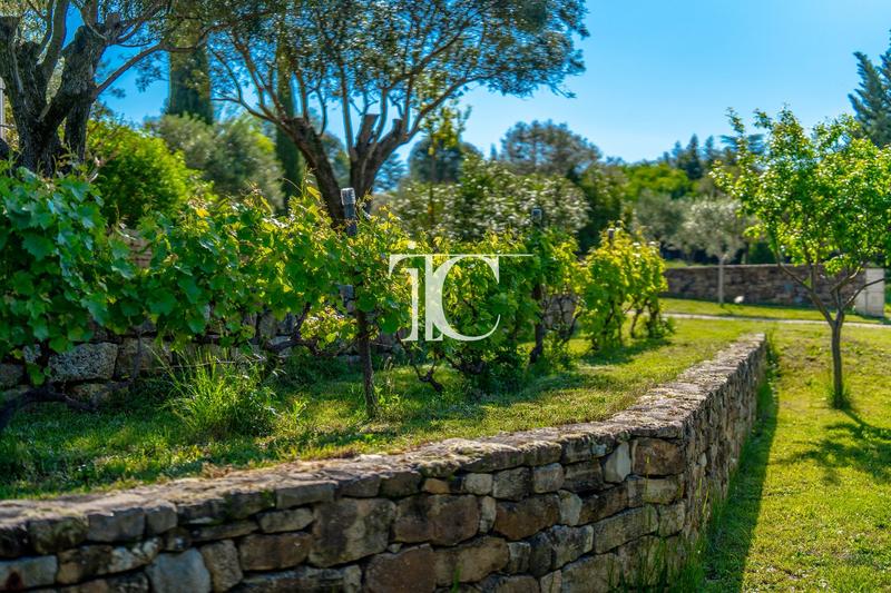 Maison - 260 m² - 6 pièces