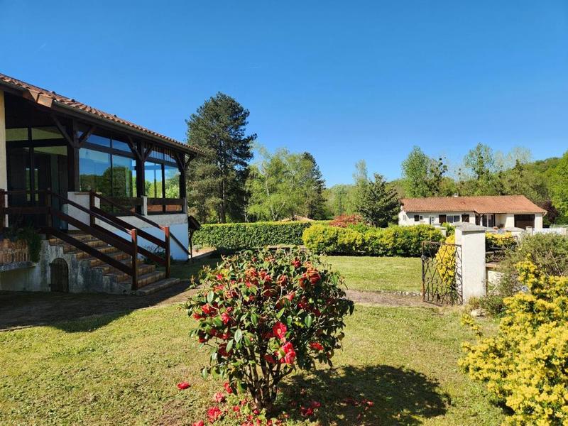 Propriété - 212 m² - 8 pièces