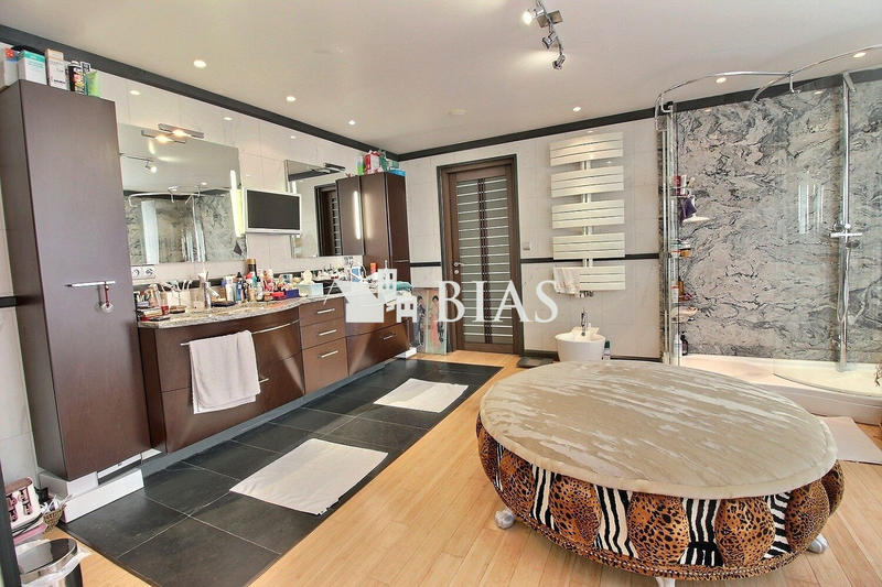 Maison - 360 m² - 6 pièces