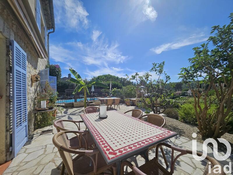 Maison - 323 m² - 12 pièces