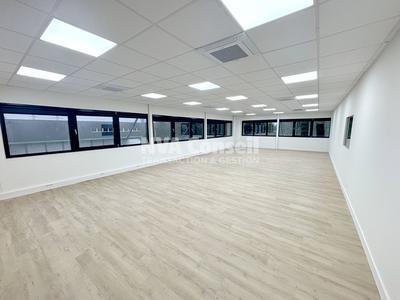 Entrepôt - 2 319 m²