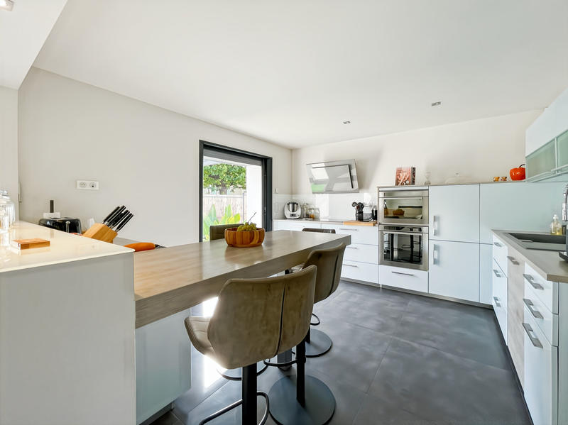 Maison - 233 m² - 7 pièces