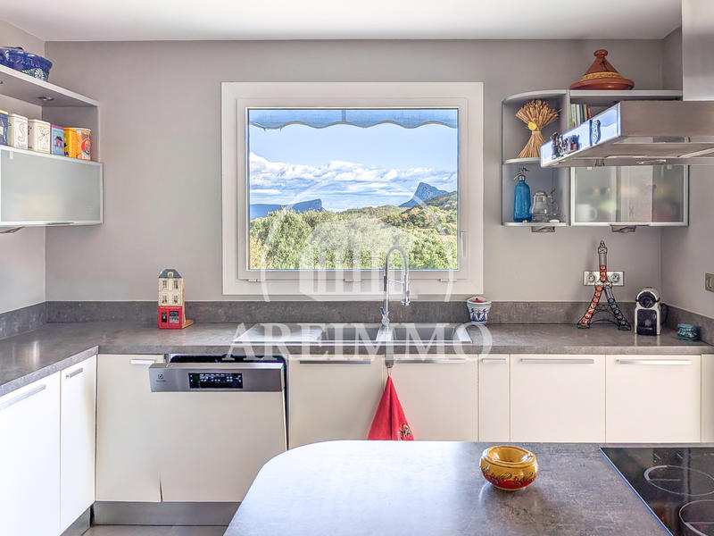 Maison - 210 m² - 8 pièces