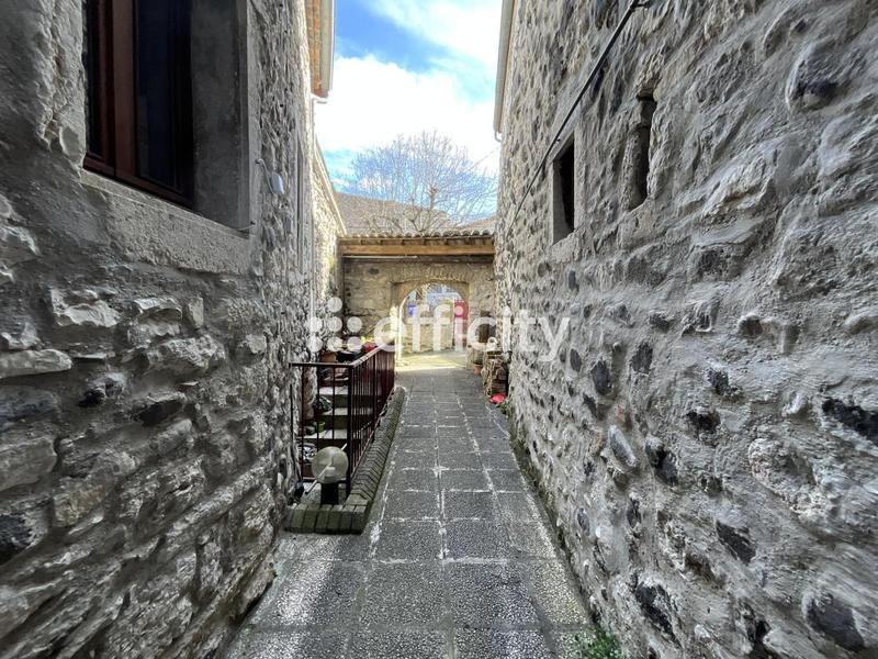 Maison - 184 m² - 9 pièces