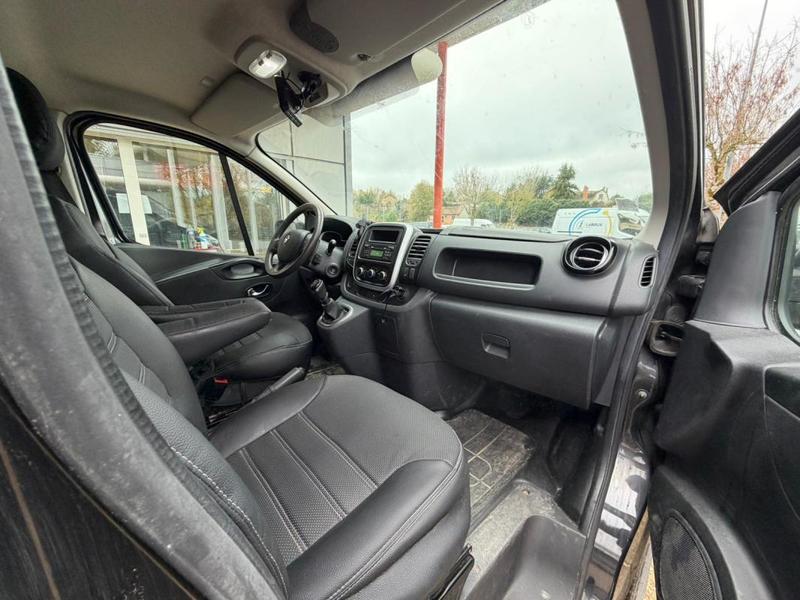Renault Trafic III Van 2.0 Dci 200 Ch 6 places Tva Recuperable Garantie Mois / Reprise Possible