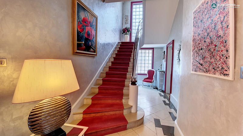 Maison - 285 m² - 9 pièces