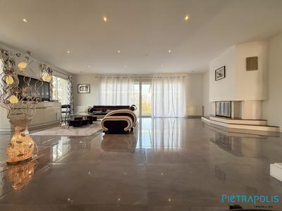 Maison - 220 m² - 7 pièces