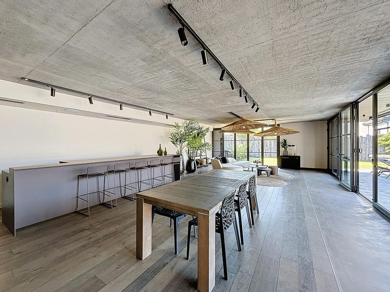 Maison - 243 m² - 8 pièces