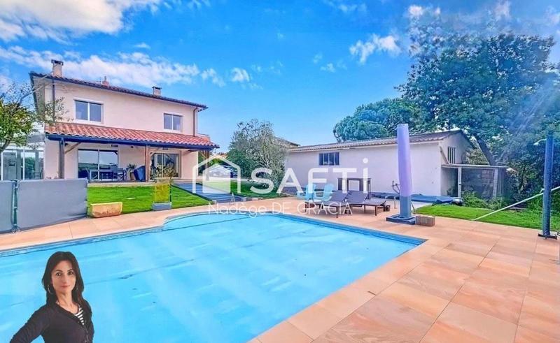 Maison - 211 m² - 7 pièces