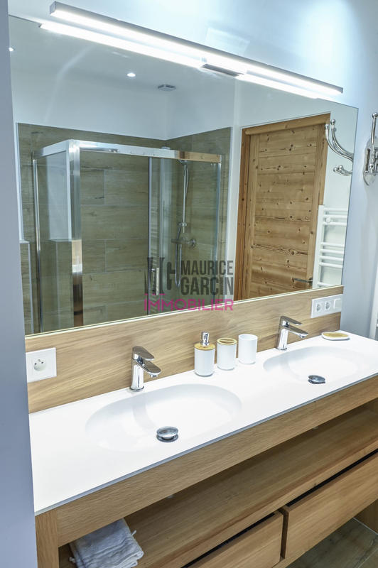 Maison - 250 m² - 8 pièces