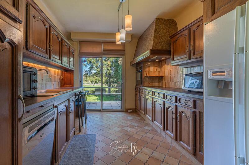 Maison - 244 m² - 11 pièces