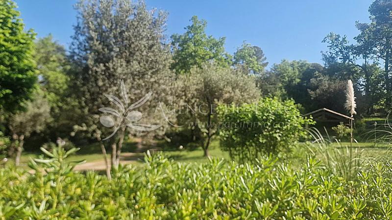 Terrain constructible - 3 000 m²