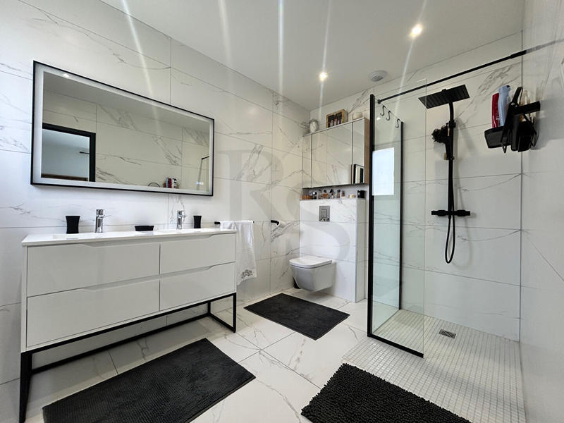 Maison - 217 m² - 5 pièces