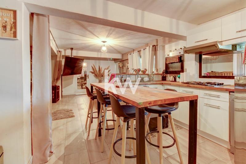 Maison traditionnelle - 217 m² - 9 pièces