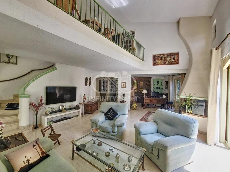 Villa - 320 m² - 6 pièces