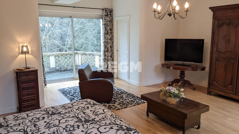 Propriété - 360 m² - 9 pièces