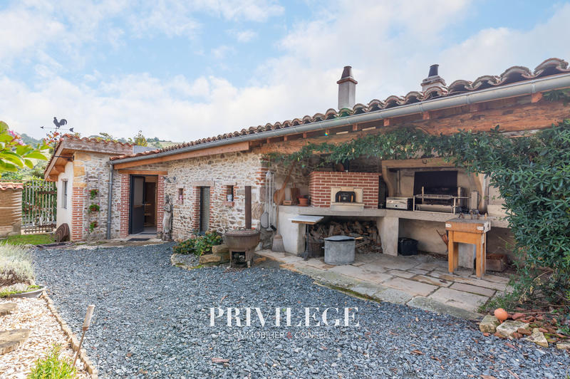 Propriété - 304 m² - 6 pièces