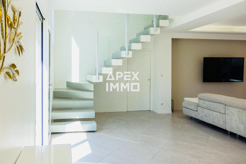 Maison - 200 m² - 6 pièces