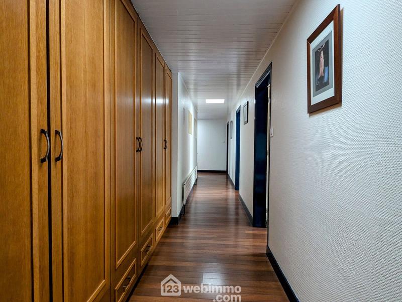 Maison - 234 m² - 8 pièces