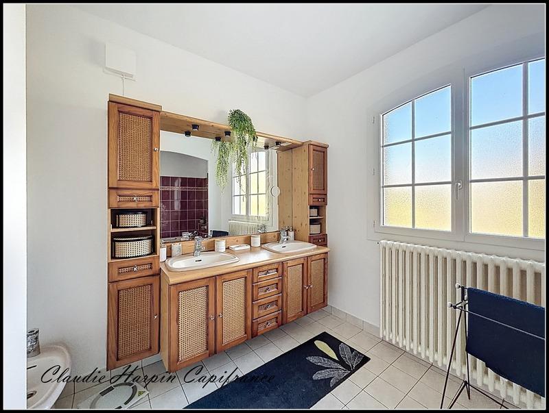 Maison - 220 m² - 8 pièces