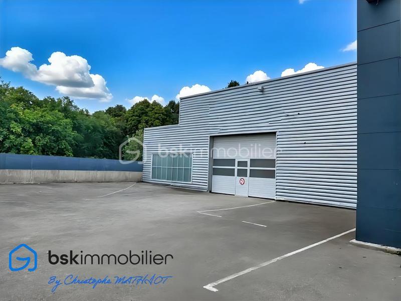 Entrepôt - 1 700 m² - 12 pièces