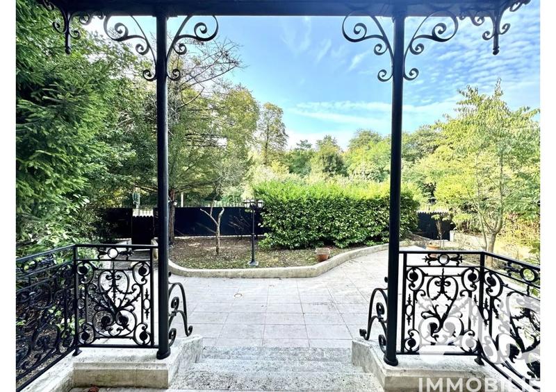 Maison - 617 m² - 12 pièces